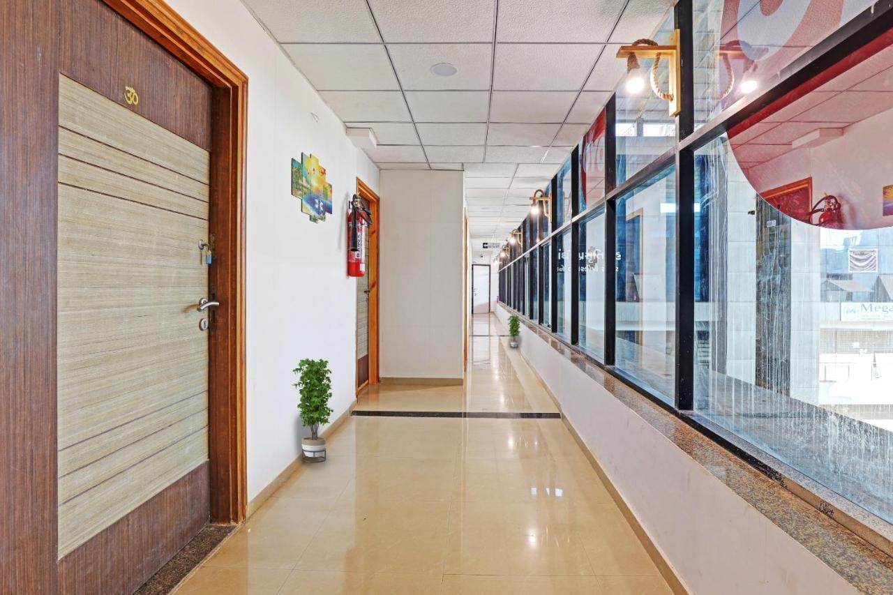 Hotel Solitaire, Best Luxurious Hotel Ac Rooms In Surat Dış mekan fotoğraf